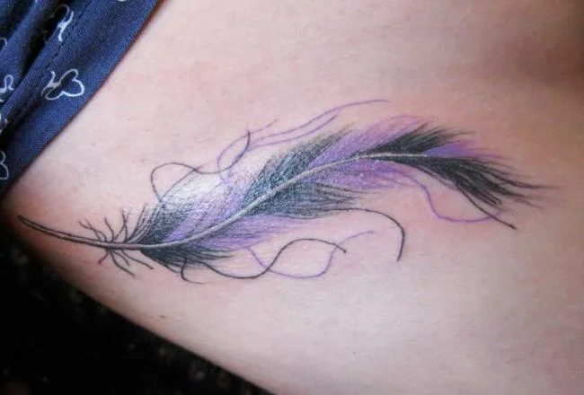 Federtattoo: Bedeutung und 150 Fotos, die Sie inspirieren