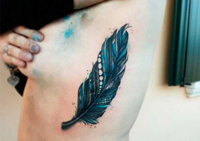Federtattoo: Bedeutung und 150 Fotos, die Sie inspirieren