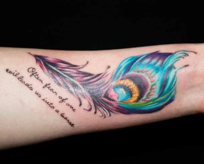 Federtattoo: Bedeutung und 150 Fotos, die Sie inspirieren