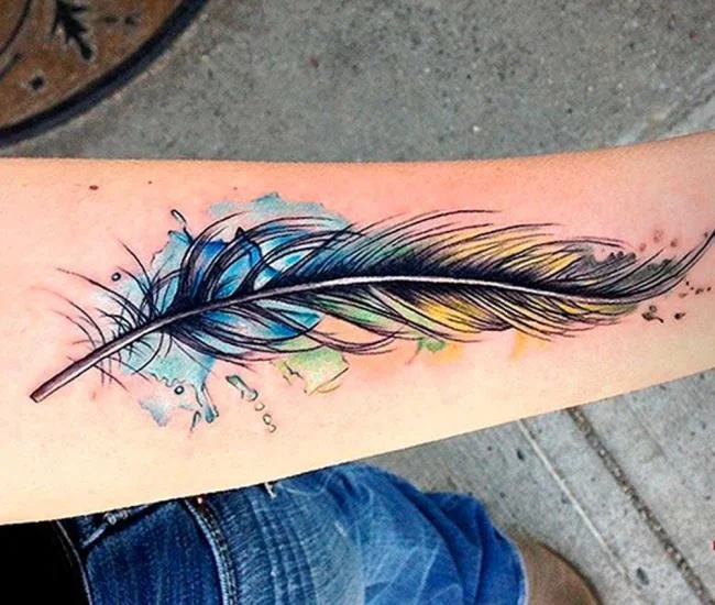 Federtattoo: Bedeutung und 150 Fotos, die Sie inspirieren