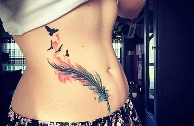 Federtattoo: Bedeutung und 150 Fotos, die Sie inspirieren
