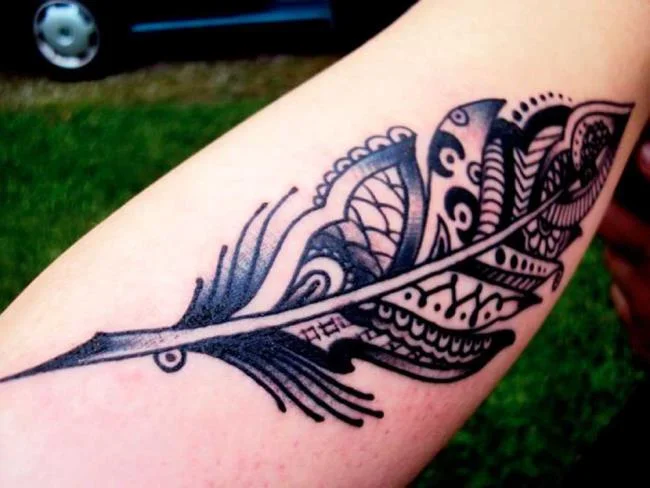 Federtattoo: Bedeutung und 150 Fotos, die Sie inspirieren