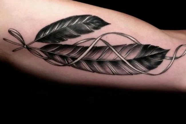 Federtattoo: Bedeutung und 150 Fotos, die Sie inspirieren