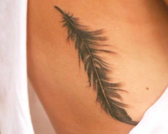 Federtattoo: Bedeutung und 150 Fotos, die Sie inspirieren