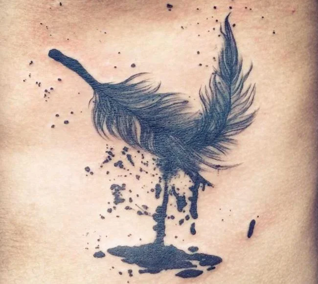 Federtattoo: Bedeutung und 150 Fotos, die Sie inspirieren