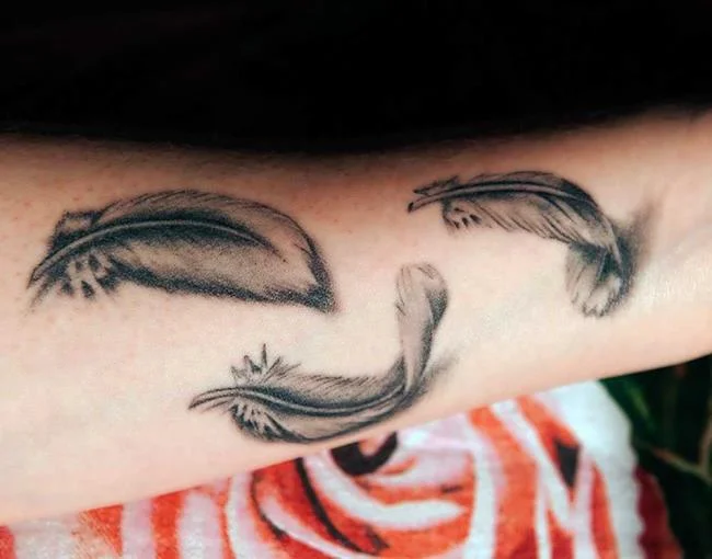Federtattoo: Bedeutung und 150 Fotos, die Sie inspirieren