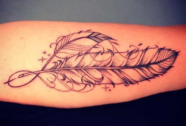 Federtattoo: Bedeutung und 150 Fotos, die Sie inspirieren