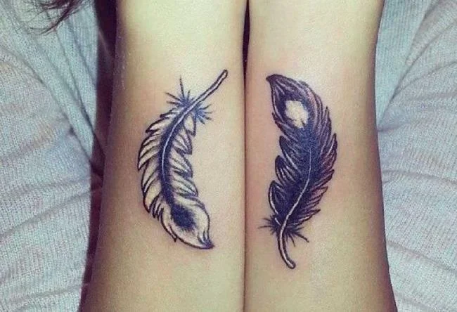 Federtattoo: Bedeutung und 150 Fotos, die Sie inspirieren