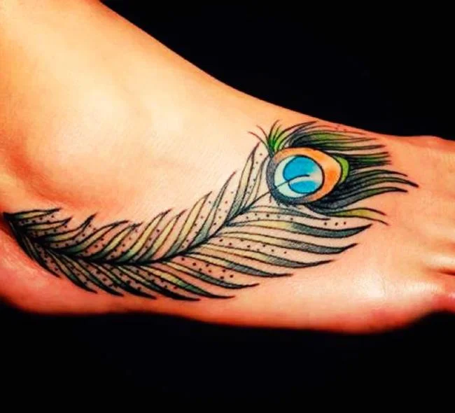 Federtattoo: Bedeutung und 150 Fotos, die Sie inspirieren