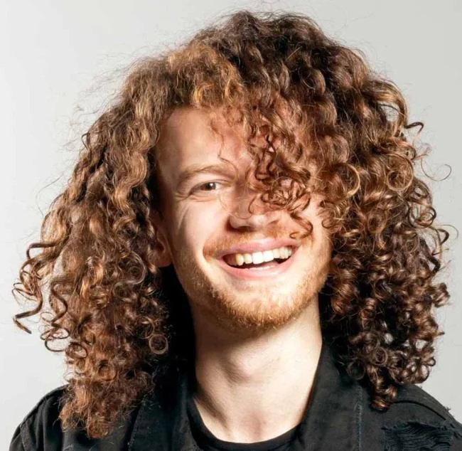 Potongan rambut kerinting untuk lelaki: 100 penampilan bergaya yang cantik