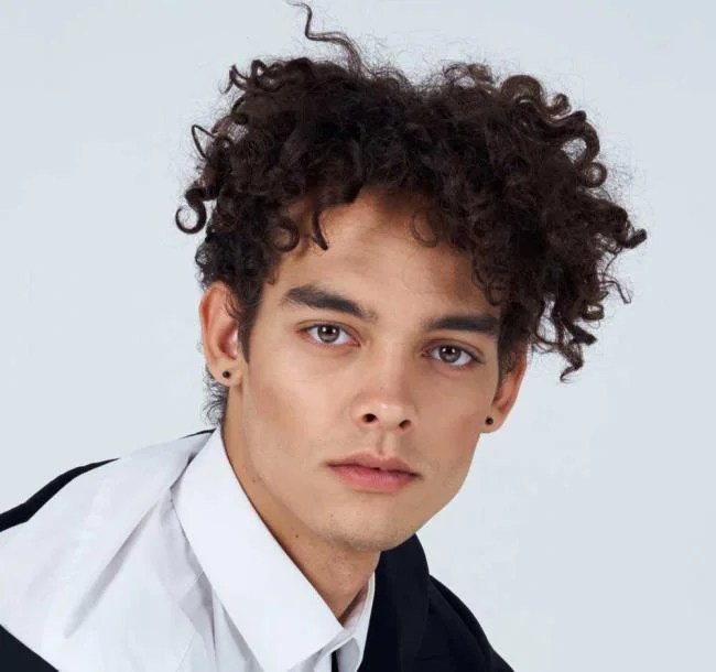 Potongan rambut kerinting untuk lelaki: 100 penampilan bergaya yang cantik