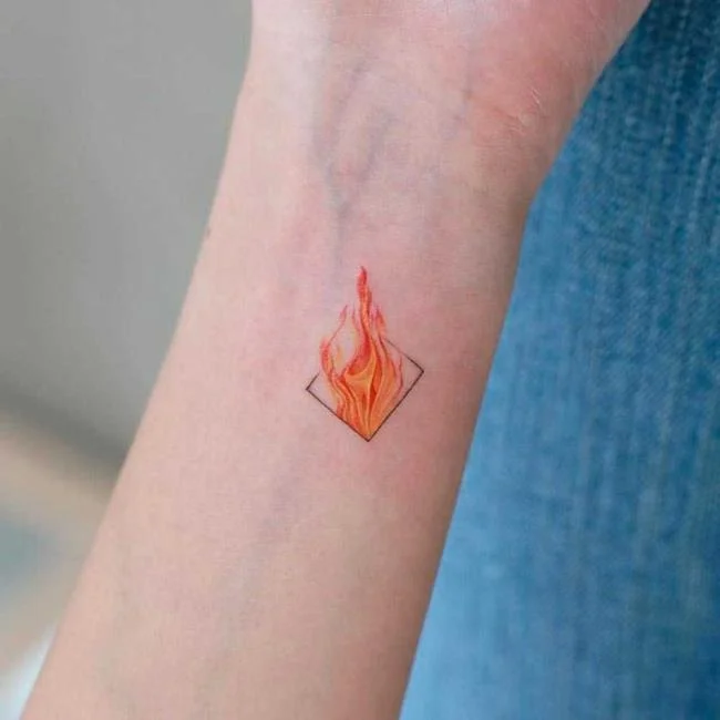 小型和女性纹身：200张照片和创意激发您的灵感