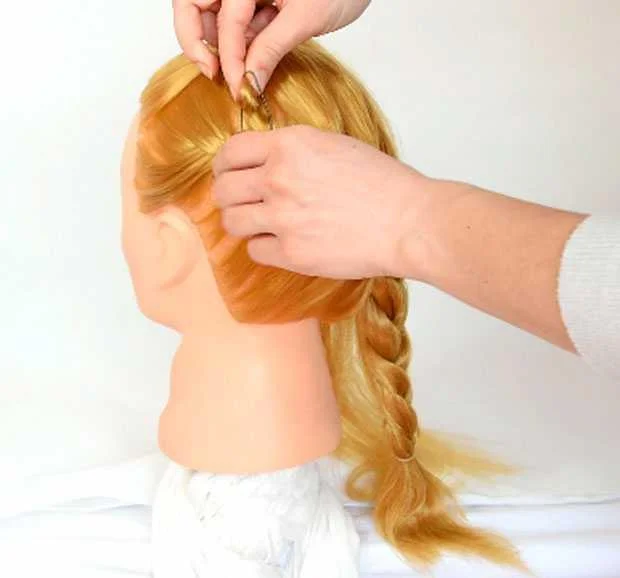 Jalinan dengan busur - gaya rambut asli!