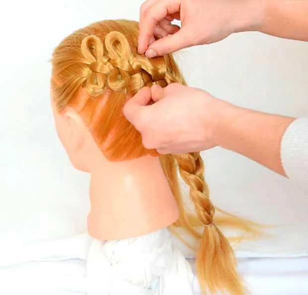 Jalinan dengan busur - gaya rambut asli!