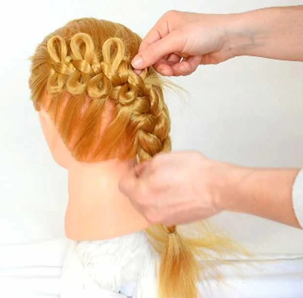 Jalinan dengan busur - gaya rambut asli!