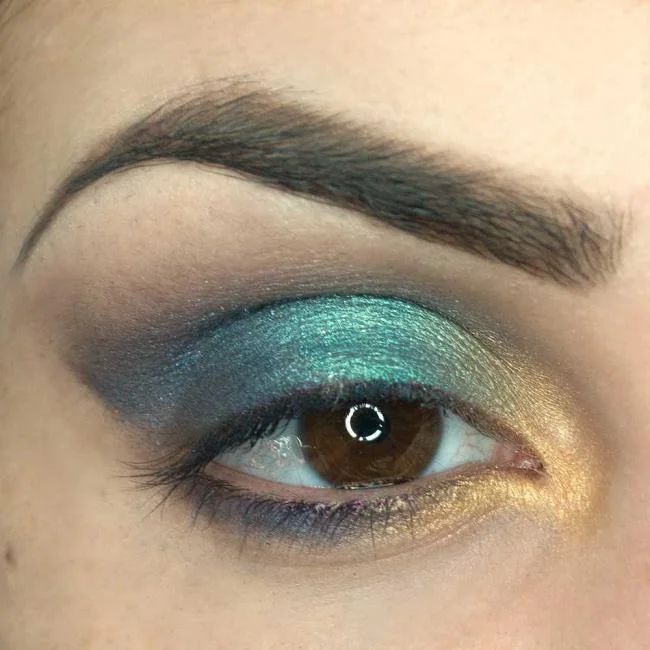 ダウン、悲しい、垂れ下がった目を作る方法