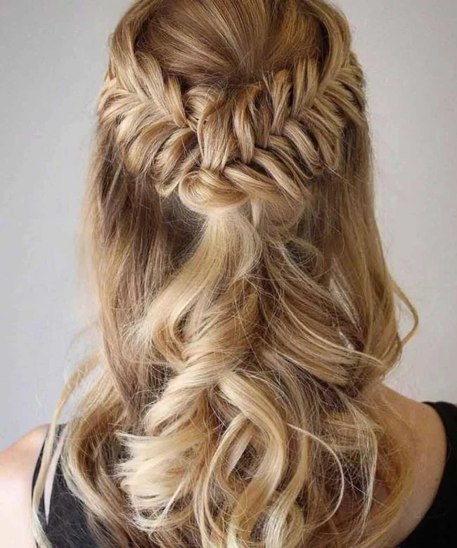 Gaya rambut dengan jalinan 2020: 150 idea dan tutorial yang indah