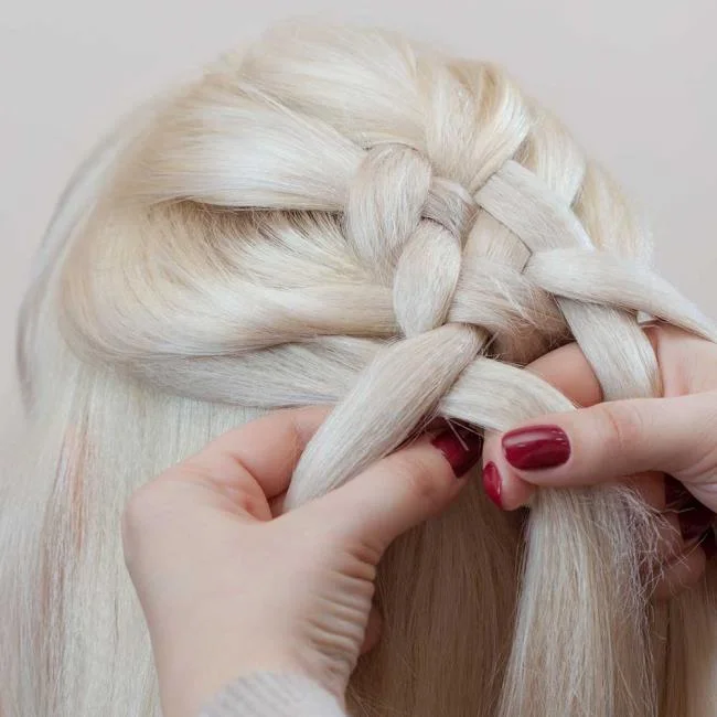 Gaya rambut dengan jalinan 2020: 150 idea dan tutorial yang indah