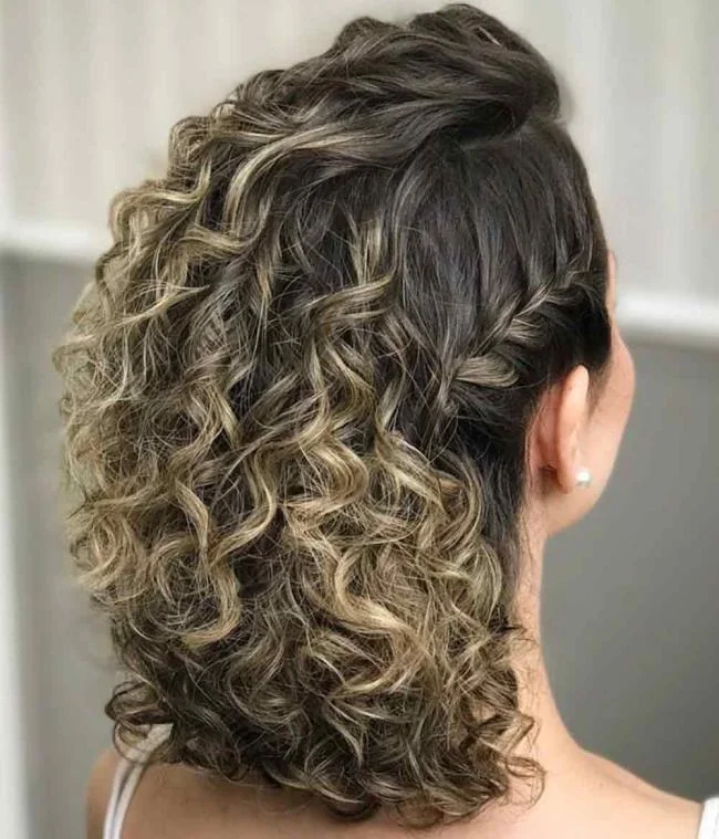 Gaya rambut kerinting: 130 idea sederhana dan cantik