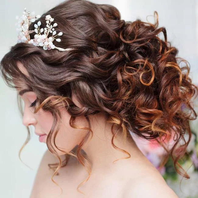 Gaya rambut kerinting: 130 idea sederhana dan cantik