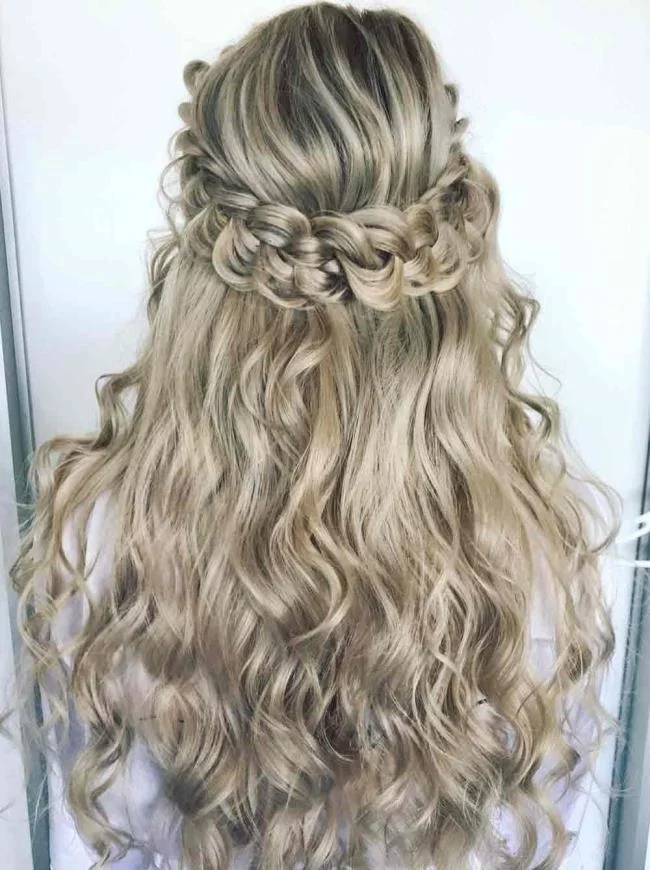 Gaya rambut kerinting: 130 idea sederhana dan cantik