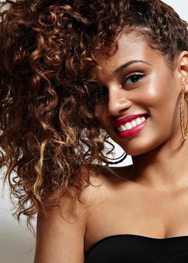 Gaya rambut kerinting: 130 idea sederhana dan cantik