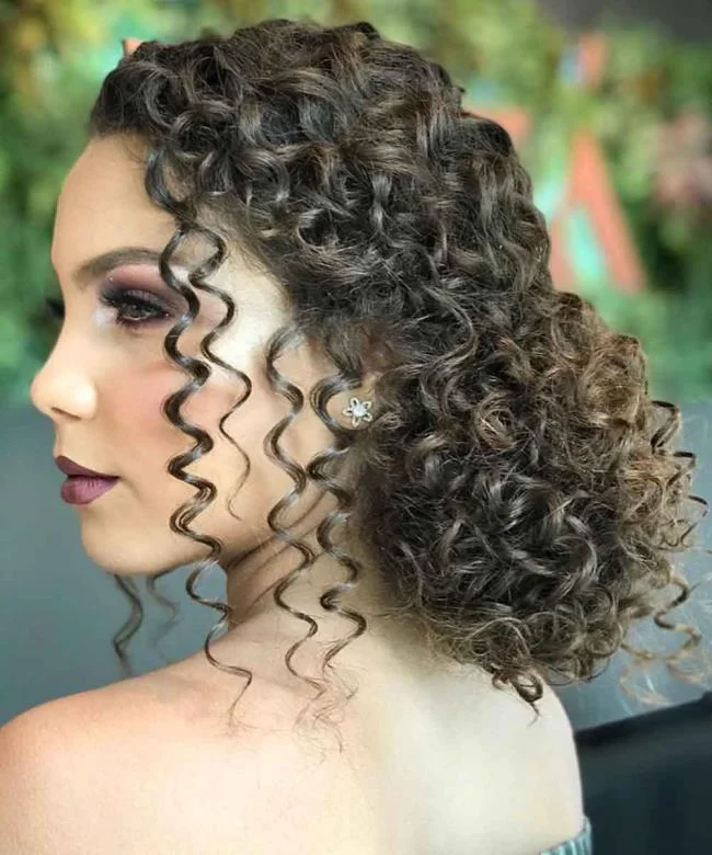 Gaya rambut kerinting: 130 idea sederhana dan cantik