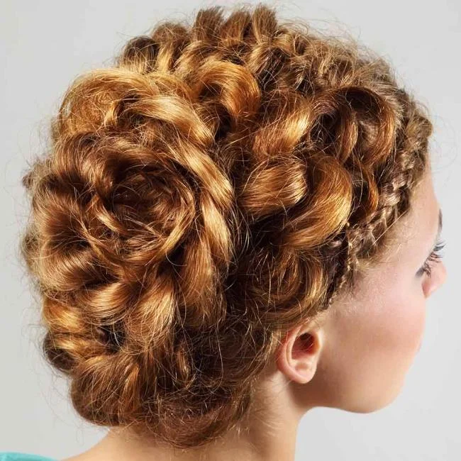 Gaya rambut kerinting: 130 idea sederhana dan cantik