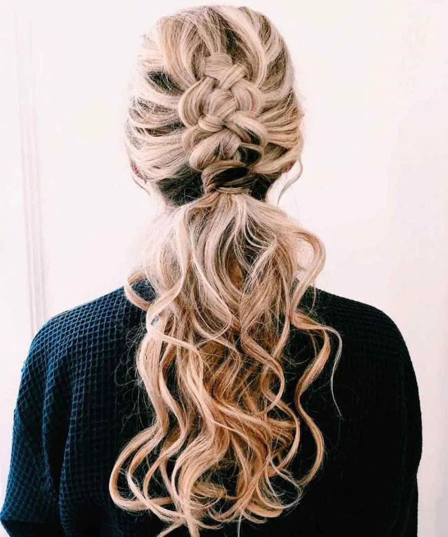 Gaya rambut kerinting: 130 idea sederhana dan cantik