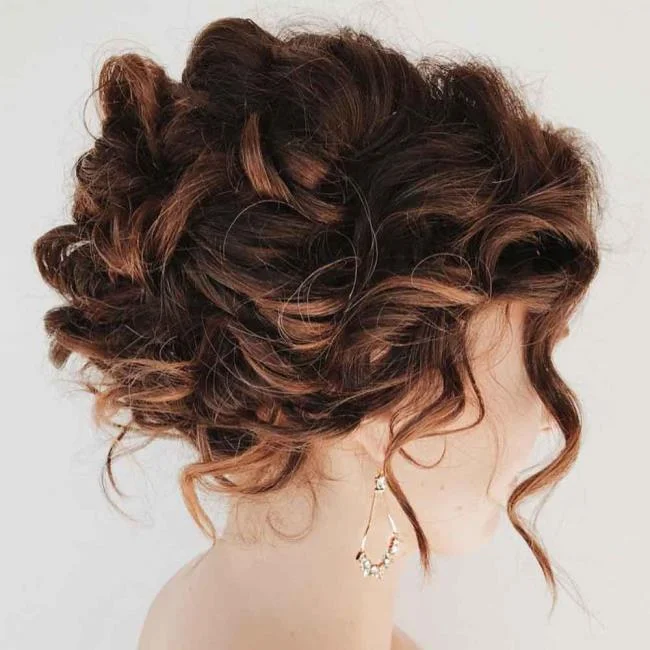 Gaya rambut kerinting: 130 idea sederhana dan cantik