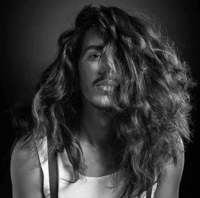 ロングヘアーメン2020：魅力的な100のトレンディなカット
