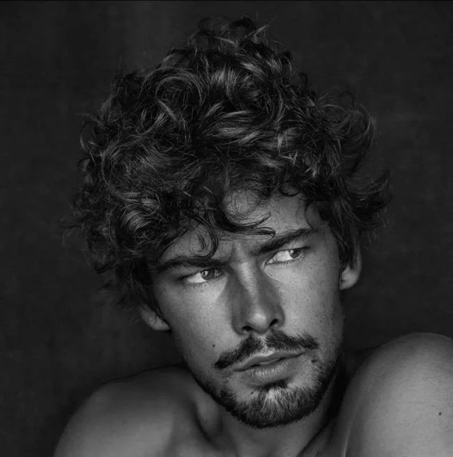 ロングヘアーメン2020：魅力的な100のトレンディなカット