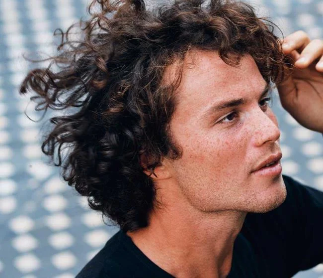 ロングヘアーメン2020：魅力的な100のトレンディなカット