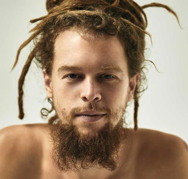 ロングヘアーメン2020：魅力的な100のトレンディなカット
