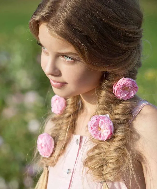 Visgraatvlechten met applicatie van roze bloemen voor meisjes