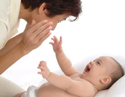 완전한 아기는이 매우 간단한 표시를 통해 어머니에게 알립니다.