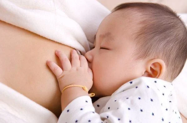 완전한 아기는이 매우 간단한 표시를 통해 어머니에게 알립니다.