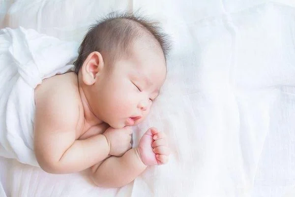 완전한 아기는이 매우 간단한 표시를 통해 어머니에게 알립니다.