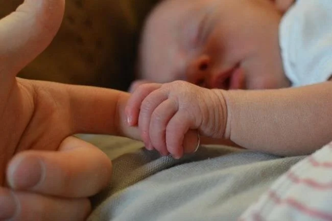 Testículos laterales grandes, lados pequeños en los niños y lo que los padres deben saber.