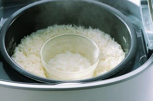 밥솥의 죽컵-밥을 지은 후 아기가 먹을 죽을 먹습니다!