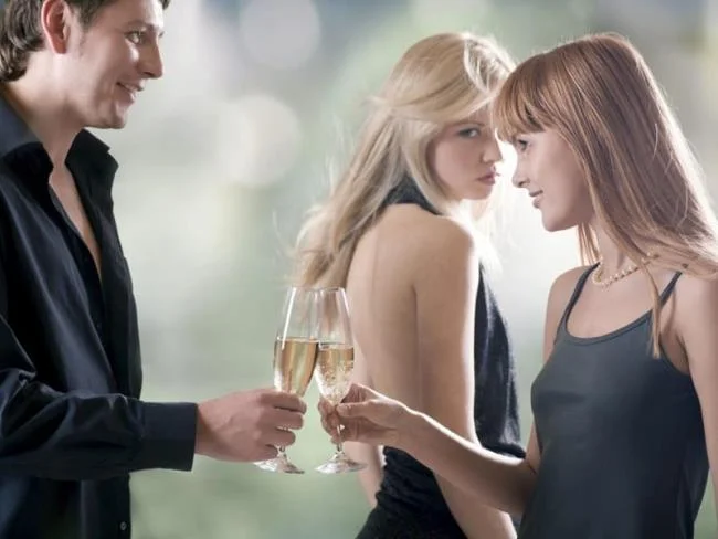 Cosa dovrebbero fare gli uomini quando le donne tradiscono al lavoro?