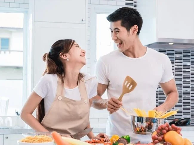 Cosa dovrebbero fare gli uomini quando le donne tradiscono al lavoro?