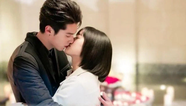 연인의 열정적 인 키스에 반응하는 여성을위한 8 가지 팁 공개