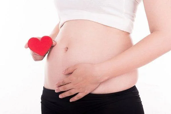 뱃살과 임신 한 배를 구별하는 방법으로 여성을 가장 잘 알아볼 수 있습니다