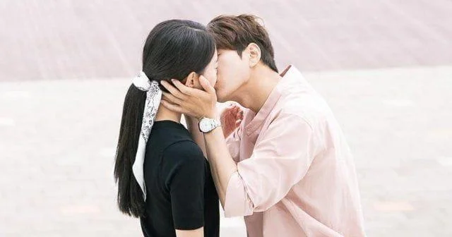 남자들이 멈추지 않고 연인에게 계속 키스 할 때 원하는 것은 무엇입니까?