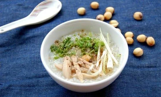 아기가 맛있게 먹을 수 있도록 연씨 죽을 준비하는 4 가지 방법