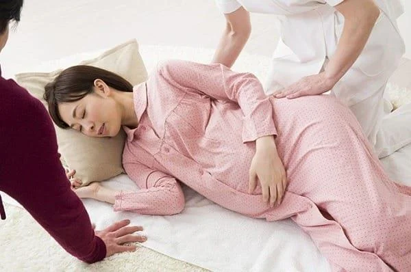 임신 39 주 동안의 갈색 분비물이 곧 출산 할 것이라는 신호입니까?