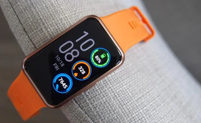 Huawei Watch Fit 스트랩 제거 및 교체 방법에 대한 지침은 3 단계