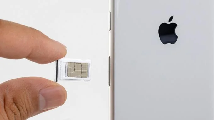 Scoate și reintroduce cartela SIM