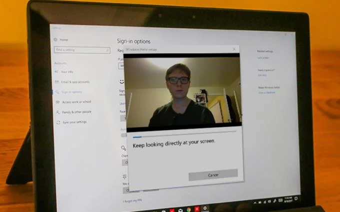 랩톱의 Windows Hello 얼굴 얼굴 인식 기술